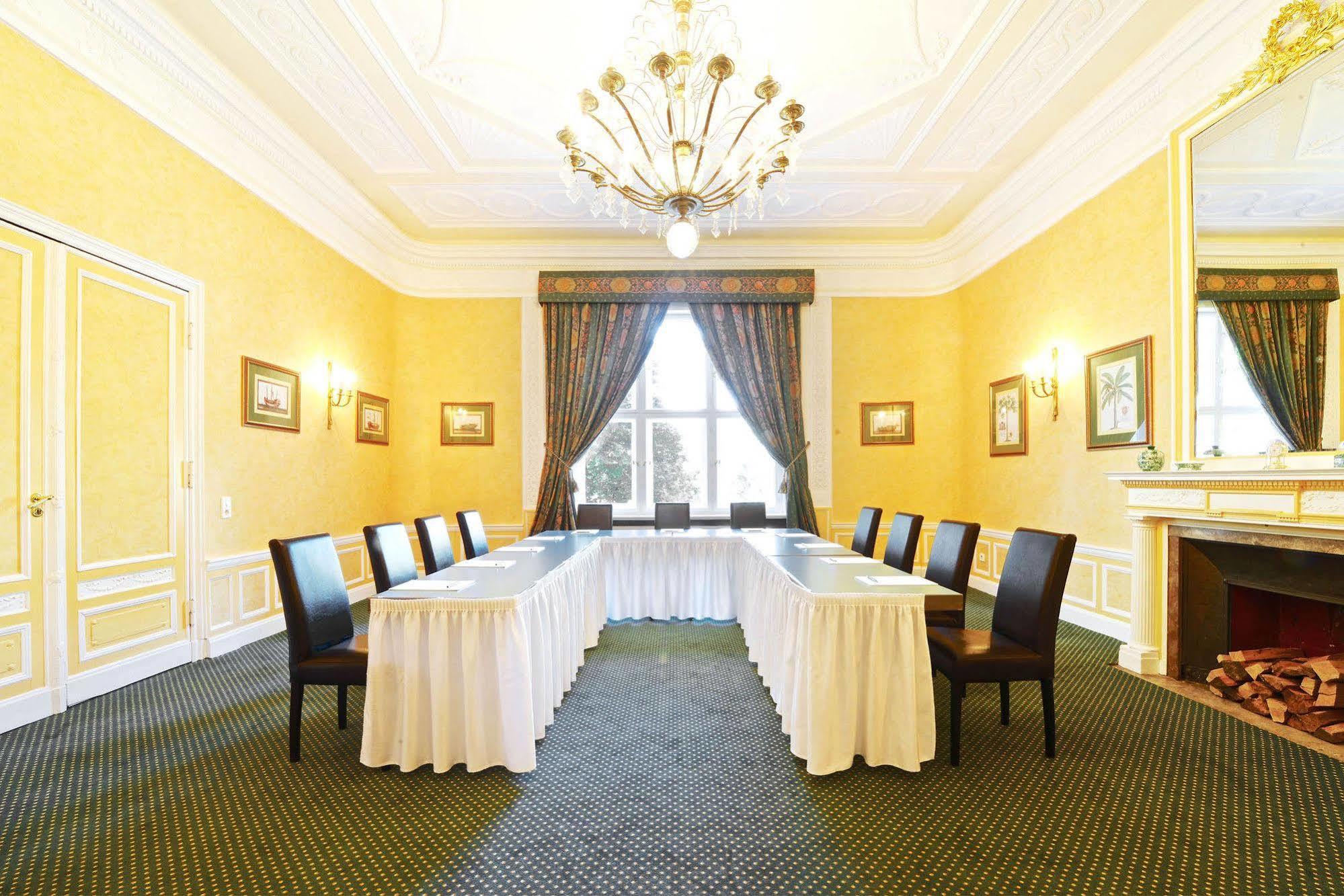 Schlosshotel Villa Westerberge Ашерслебен Екстериор снимка